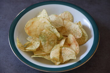 のり塩味のポテトチップス