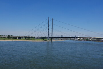 Fototapeta na wymiar Rheinbrücke in Düsseldorf