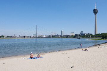 Badestrand in Düsseldorf am Rhein mit Blick auf Rheinbrücke und Fernsehturm