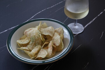 白ワインのグラスとポテトチップス