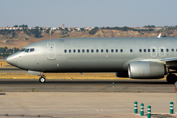 Avión de línea gris b737