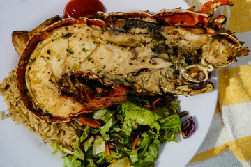 frisch gegrillte Langusten auf einem Boot in der Karibik