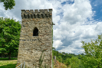 Fototapeta na wymiar Historischer Kranenturm auf einem Berg bei Weilburg