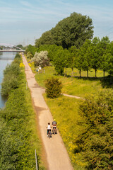 Fototapeta na wymiar Radweg am Rhein-Herne-Kanal bei Oberhausen Osterfeld und Ripshorst mit Brücke