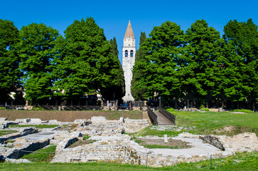 Il campanile della basilica e gli scavi archeologici della vecchia città di Aquileia, punto di...