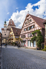 Obraz premium Rothenburg ob der Tauber, Germany. Rödergasse, St. Mark's Tower (Markusturm) and Röder Arch (Röderbogen)