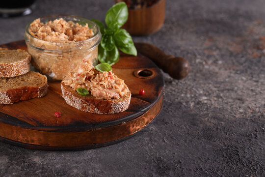 turkey meat riet with rye bread