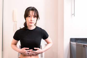 便秘に苦しむ若い女性