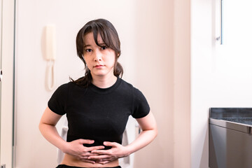 便秘に苦しむ若い女性