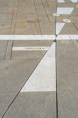 l'analemma, nota come meridiana, della piazza centrale di Oderzo, punto tappa della Via Postumia,...
