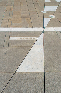 L&rsquo;analemma, nota come meridiana, della piazza centrale di Oderzo, punto tappa della Via Postumia, cammino che parte da Aquileia e arriva a Genova