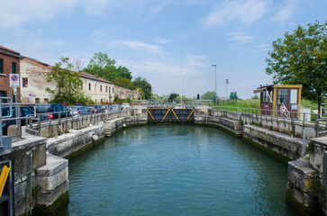 La chiusa per la navigazione fluviale di Portegrandi lungo la Via Postumia, cammino che parte da Aquileia e arriva a Genova