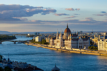 The hungarian parliament building in Budapest - obrazy, fototapety, plakaty