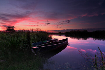 Fototapeta Zachód Słońca i ładzie na rzece, czółno obraz