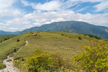 恵那山を見ながら歩く　富士見台高原