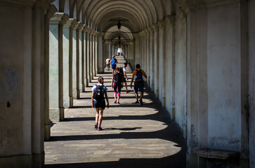 Pellegrini salgono attraverso i portici fino al Santuario di Monte Berico a Vicenza lungo la Via...