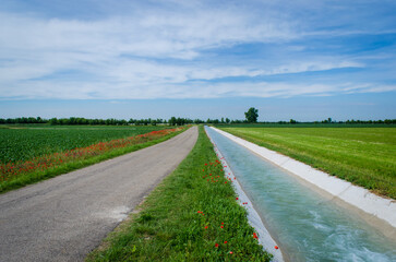 Un tratto della Via Postumia, cammino che parte da Aquileia e arriva a Genova, attraversa la campagna lombarda seguendo il corso di un canale d'irrigazione