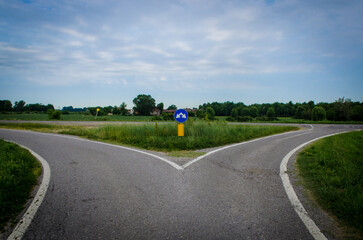 Un bivio di una strada di campagna lungo la Via Postumia, cammino che parte da Aquileia e arriva a...