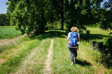 Pellegrina in cammino lungo la Via Postumia, cammino che parte da Aquileia e arriva a Genova