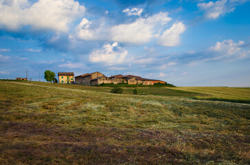 Obraz premium Una fattoria sulle colline dell'Oltrepo pavese lungo la Via Postumia, cammino che parte da Aquileia e arriva a Genova