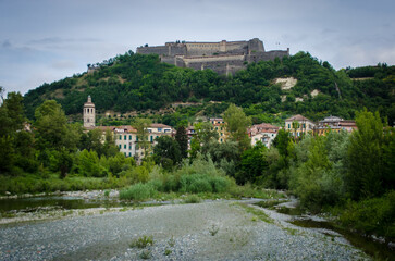 Fototapeta na wymiar Panorama di Gavi in Piemonte con la fortezza in cima alla collina lungo la Via Postumia, cammino che parte da Aquileia e arriva a Genova
