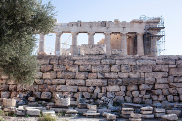 Obraz premium view on parthenone athens from small real parts, reconstruction in process
