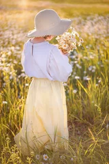 Papier Peint photo Lavable Doux monstres jeune fille tenant un bouquet de camomille sur le champ d& 39 été