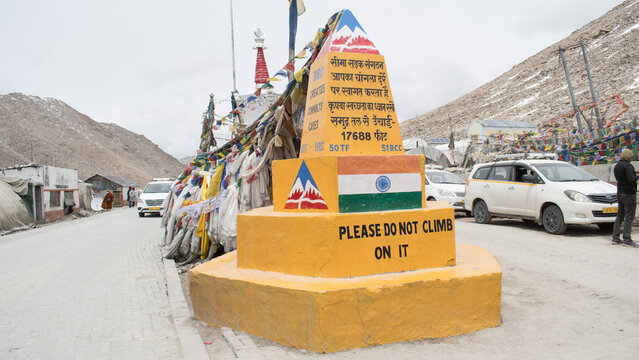 Changla La pass is one of the highest motorable pass in the world and serves as a gateway to the famous Pangong Tso Lake
