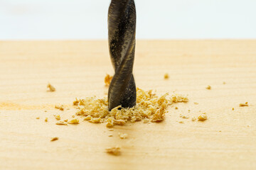 ドリルで木材に穴を開ける