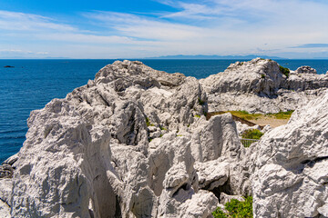 Fototapeta na wymiar 白い岩肌が美しい白崎海洋公園
