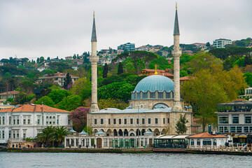Fototapeta premium Big mosque near river in turkey