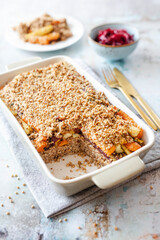 Auflauf mit Buchweizen, Wurzelgemüse, Pekannuss-Parmesan-Kruste und Rote Bete Salat