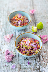 Low Carb Reissalat aus buntem Blumenkohl, Paprika und Essblüten (vegan)