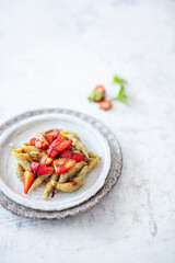 Mohn-Schupfnudeln mit Erdbeeren und Balsamico-Karamell (vegetarisch)