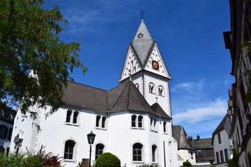 Fototapeta premium Kirche in Winningen mit den engen Strassen im alten Ortskern