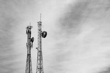 Céu com torres de transmissão
