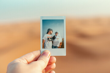 Foto instantânea de uma casal no deserto de Dubai
