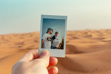 Foto instantânea de uma casal no deserto de Dubai