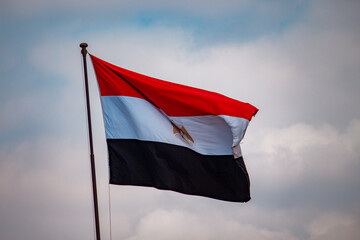 Bandeira do Egito tremulando na cidade do Cairo