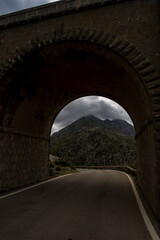 Krajobraz górski w szary pochmurny dzień. Tunel prowadzący do drogi Sa Calobra, Majorka...