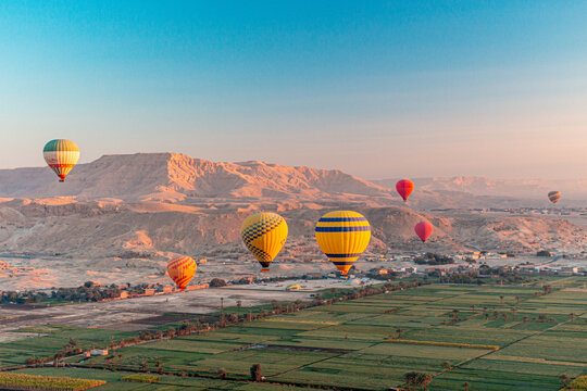 Passeio de bal&atilde;o sobre o Rio Nilo no deserto do Egito