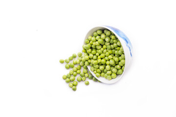 bol con arvejas (Chicharo). Concepto de verduras y comida saludable. Fondo Blanco.