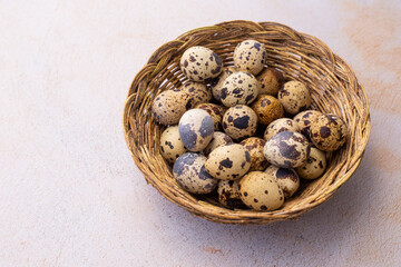 Huevos de codorniz en una bandeja de paja (canasta). Concepto de alimentos.