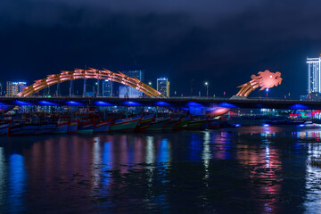 Obraz premium Night view of Dragon bridge, Da Nang, Vietnam.