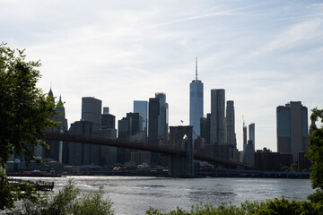 Lower Manhattan skyline, Brooklyn Bridge and East River, seen from Brooklyn (June 2022)