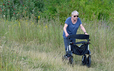 frau mit rollator unterwegs