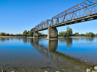 Donau Eisenbahnbrücke mit blauen  Himmel