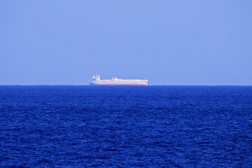 Großes Transportschiff am Horizont