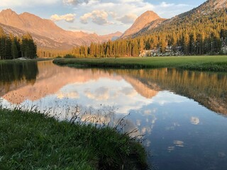 Scenic view of a lake surrounded by mountains in Kennedy Meadows, Eastern Sierra, California - obrazy, fototapety, plakaty