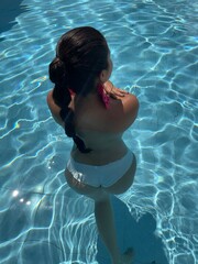 Mujer en la piscina